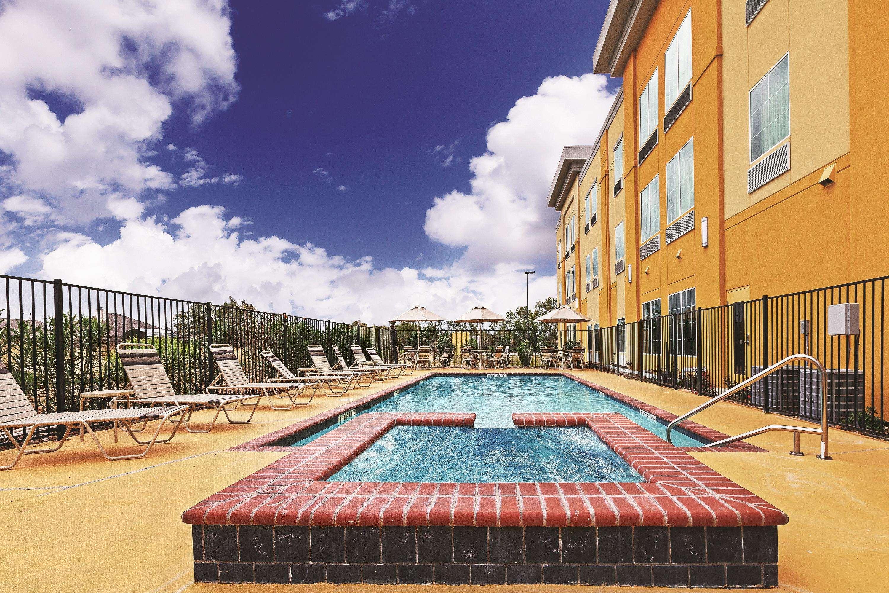 La Quinta By Wyndham Jourdanton - Pleasanton Hotel Exterior foto